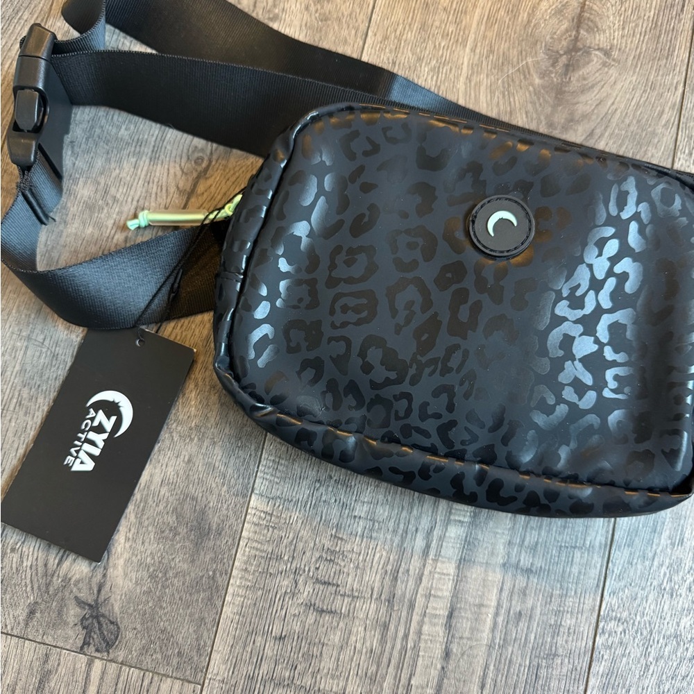 Zyia Midnight Leopard Crossbody Bag- NWT - Picture 4 of 6
